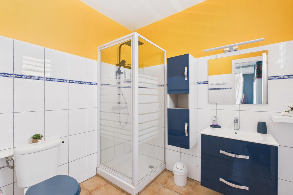 villa-sainte-anne-10-personnes-grande-piscine -douche gauche chambre